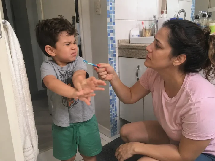 Criança fazendo birra na hora da escovação